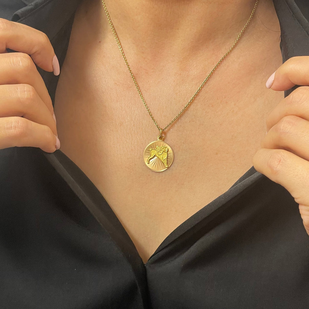 Vintage yellow gold Aries zodiac (March 21-April 19) charm/pendant.