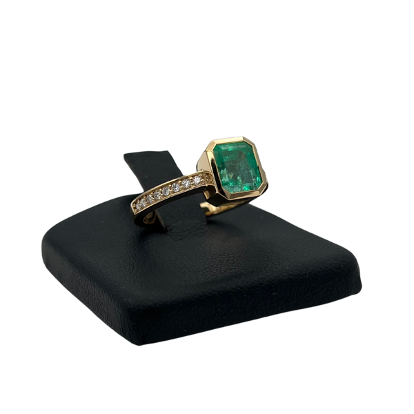 Daisy Exclusive 1.93ct Emerald and Diamond ring in 18k yellow gold -1