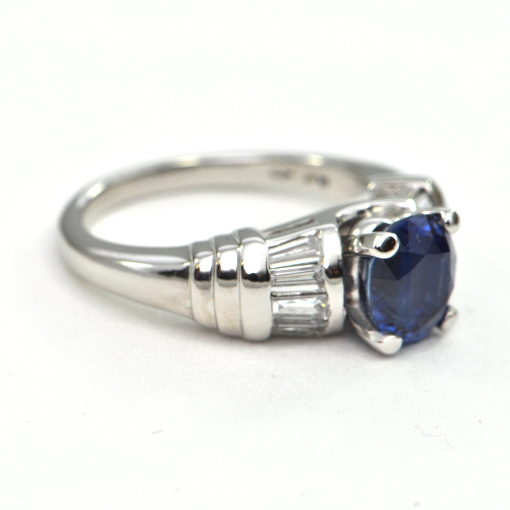 2.1 CT Sapphire and Diamond Platinum ring Modern - montreal estate jewellers